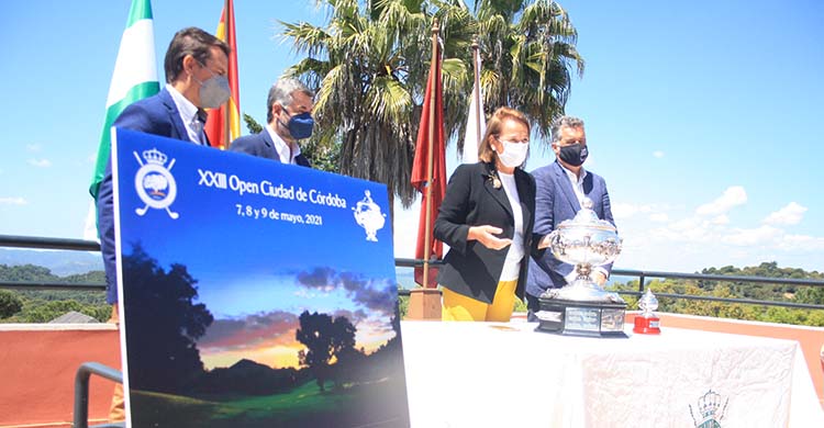 La presidenta del Real Club de Campo de Córdoba, María del Mar Romero, presentando la XXXIII edición de la Copa Albolafia acompañada por Miguel Ángel Torrico, Manuel Torrejimeno y Juande Benítez.