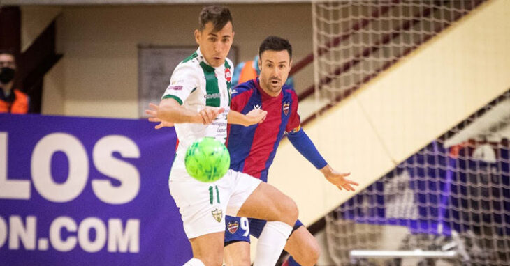 Koseky espera recibir un balón con la pegajosa marca de un jugador granota. Foto: Levante UD FS