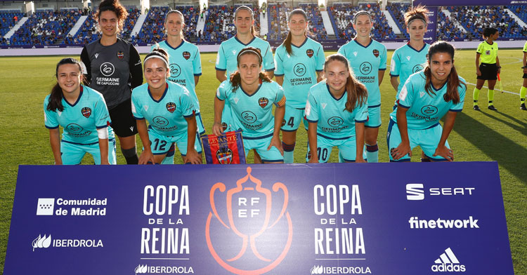 Rocío Gálvez, arriba en el centro, formando en el once inicial del Levante. Foto: RFEF