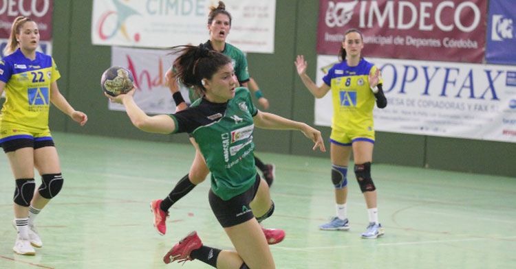 Lucía Vacas ejecuta un lanzamiento en caída. Foto: Fran Pérez / Balonmano Adesal