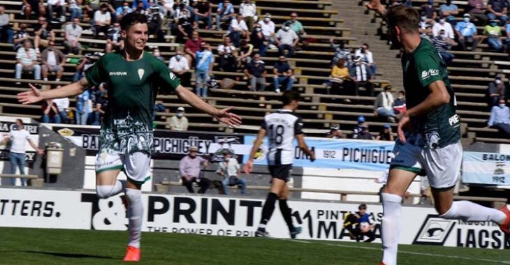 Luismi celebrando su gol al Linense. Foto: CCF