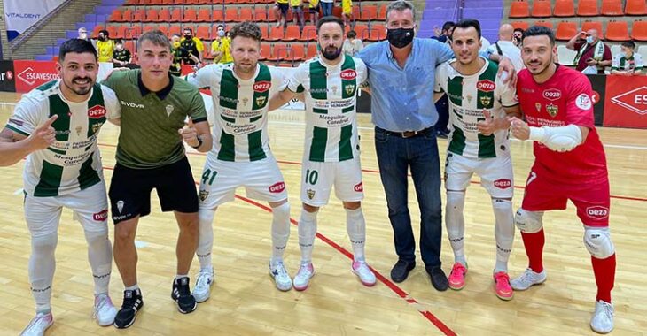 Cordobeses. Manu Leal, Cristian, Jesús Rodríguez, Koseky, Cordero y Boyos celebrando la permanencia con el presidente del IMDECO, Manuel Torrejimeno.Cordobeses. Manu Leal, Cristian, Jesús Rodríguez, Koseky, Cordero y Boyos celebrando la permanencia con el presidente del IMDECO, Manuel Torrejimeno.