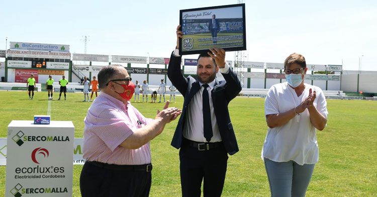 Manuel Fernández en su homenaje previo al partido. Foto: CD Pozoalbense