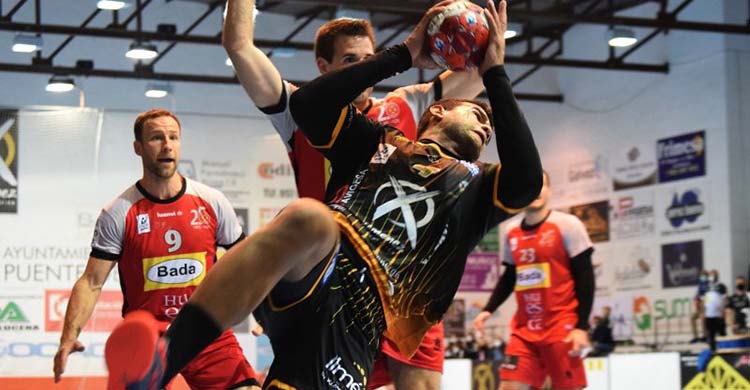 El pivote brasileño Marcio Da Silva ganando la posición de pivote a un defensor del Bada Huesca