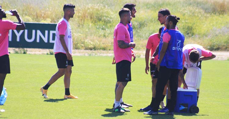 Mario Ortiz departiendo con Xavi Molina durante la última semana de entrenamientos.