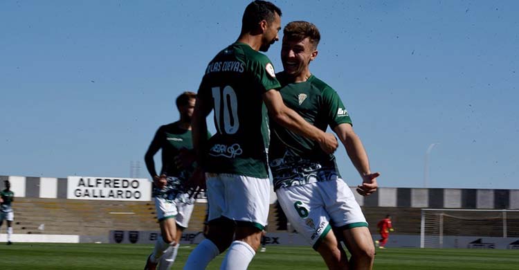 Alberto del Moral celebrando uno de los últimos goles de Miguel de las Cuevas.