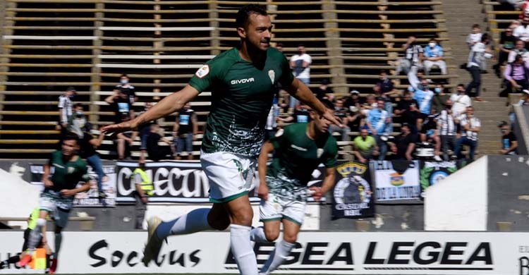 Miguel de las Cuevas celebrando su precioso segundo gol ante el Linense.