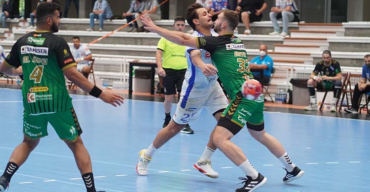 Mitic intenta frenar el avance de un jugador del Cisne gallego.Mitic intenta frenar el avance de un jugador del Cisne gallego.