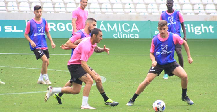 Moutinho intenta superar a Alberto Del Moral, con Luismi, Piovaccari y Djetei al fondo.