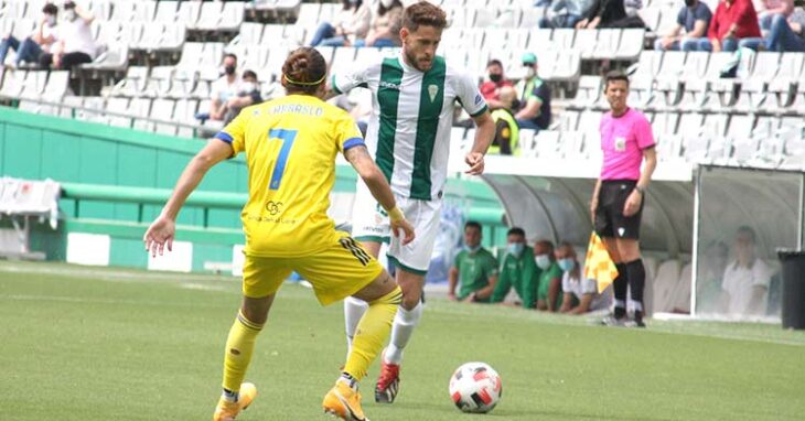 Nahuel Arroyo encarando a un jugador del Cádiz B en el que será su último partido con el Córdoba CF.