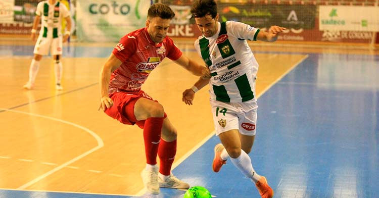 Pablo del Moral disputando un balón con un jugador de ElPozo Murcia. Foto: Córdoba Patrimonio.