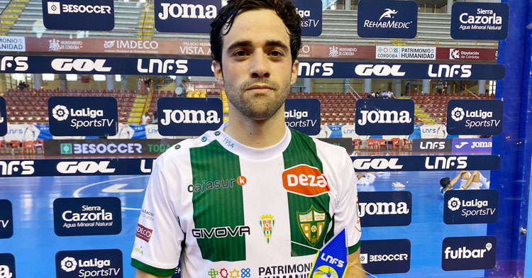 Pablo del Moral posando tras ser declarado MVP del partido. Foto: @CordobaFutsal