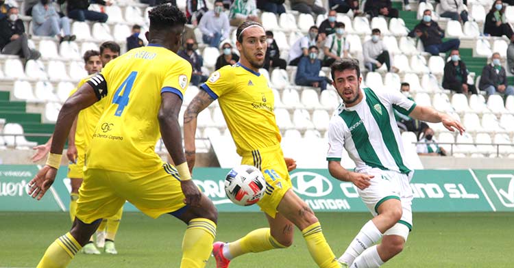 Carlos Puga disputando un balón en el último partido de la temporada ante el Cádiz B.