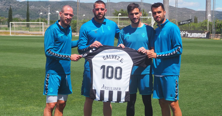 Rafa Gálvez posando con la camiseta por sus 100 partidos hace unas semanas. Foto: CD Castellón
