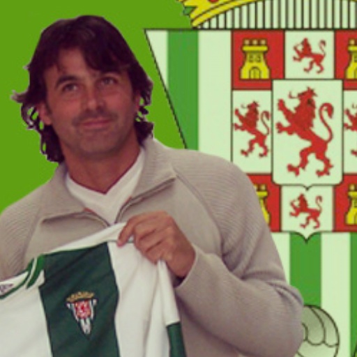 Rícar mostrando la camiseta del Córdoba en su regreso a casa para iniciarse en la secretaria técnica en 2003.