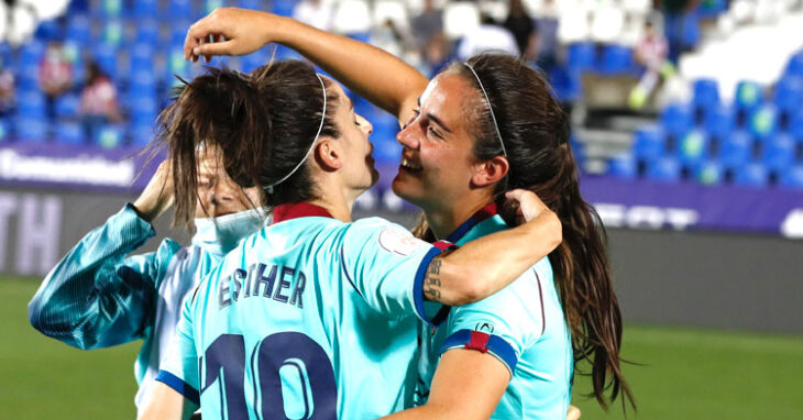 Rocío Gálvez recibiendo la felicitación de sus compañeras. Foto: RFEF