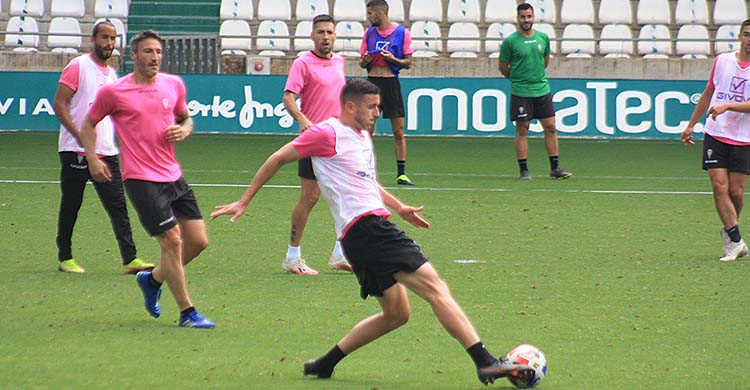 Ródenas controlando el balón en El Arcángel en el primer entrenamiento de Germán Crespo, con el que no entró en ninguna de sus tres convocatorias.