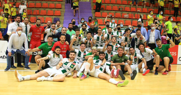 La felicidad de los jugadores y técnicos blanquiverdes en Jaén. Foto: Córdoba Futsal