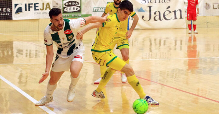 Alberto Saura peleando por el balón con un jugador del Jaén Paraíso Interior. Foto: Córdoba Futsal