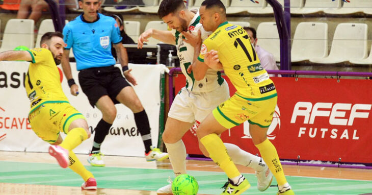 Saura porfiando con dos jugadores amarillos. Foto: Córdoba Futsal