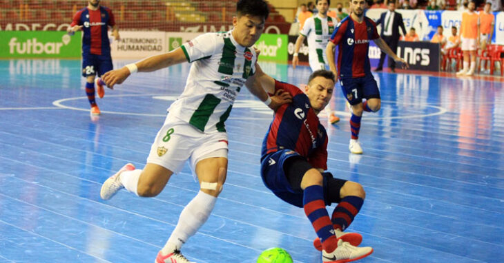 Shimizu buscando el gol ante el Levante. Foto: Córdoba Futsal