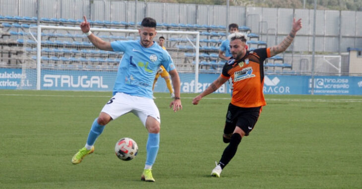 Toni Pérez tratando de controlar un balón. Foto: Ciudad de Lucena.