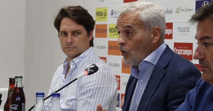 Miguel Valenzuela durante su comparecencia acompañado por Adrián Fernández y Javier González Calvo.