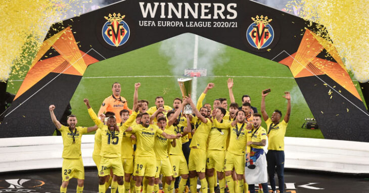 Pedraza y sus compañeros celebran el título logrado ante el Manchester United. Foto: Villarreal CF