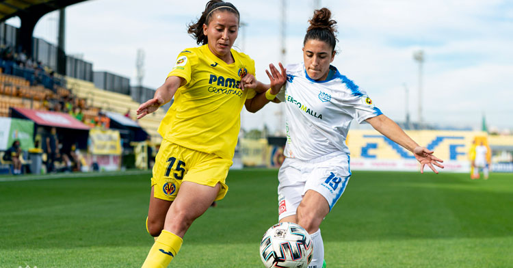 Sara peleando con una jugadora amarilla. Foto: Villarreal CF