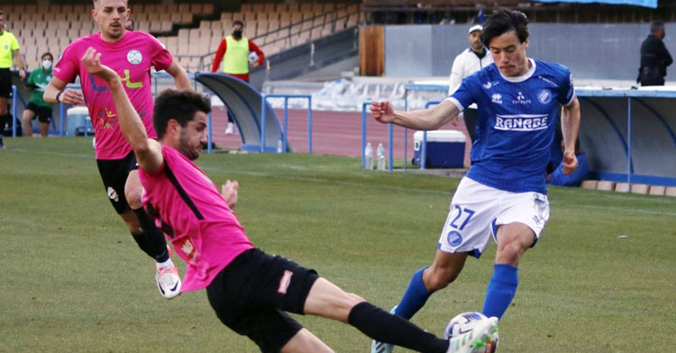 La zaga lucentina empleándose a fondo ante su rival. Foto: Xerez Deportivo FC