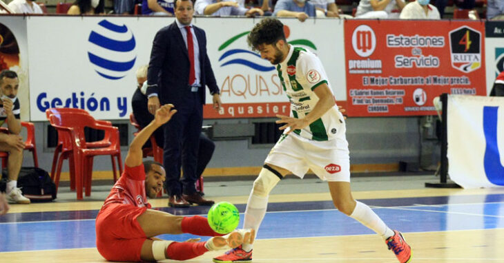 Zequi tratando de burlar a un rival de ElPozo. Foto: Córdoba Futsal