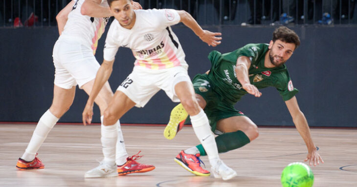 Zequi en pelea con un jugador colomense. Foto: Industrias Santa Coloma