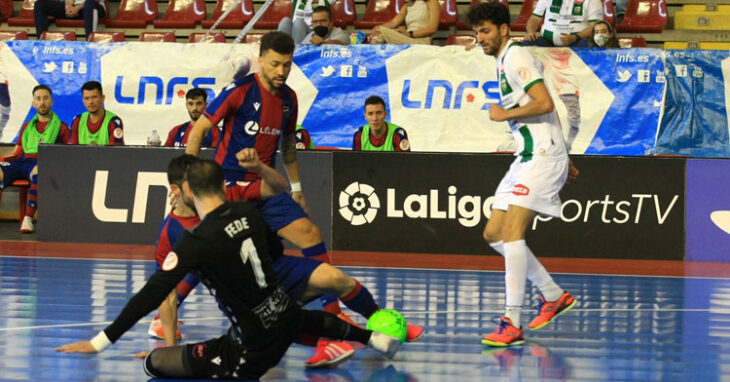 Zequi en un momento del duelo ante el Levante. Foto: Córdoba Futsal