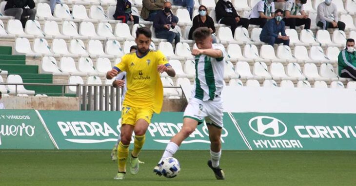 El último partido de Alberto del Moral con el Córdoba ante el Cádiz B, cuyo amarillo lucirá el próximo curso en el filial del Villarreal.