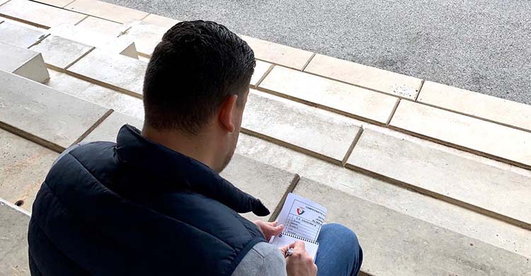 Dani Marín en la grada de un estadio del norte de España haciendo el informe de un partido, su imagen fijada en Twiter.