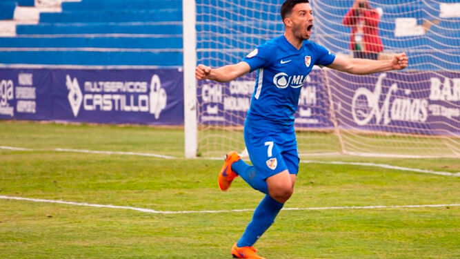 Hugo Díaz celebrando uno de sus nueve goles de la pasada temporada con el Linares.