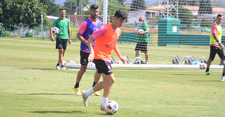 Luismi avanza con el balón con Willy al fondo.Luismi avanza con el balón con Willy al fondo.