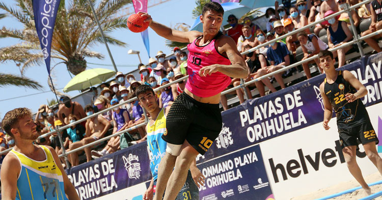 Adrián Hidalgo en un partido de balonmano playa. Foto: CBM