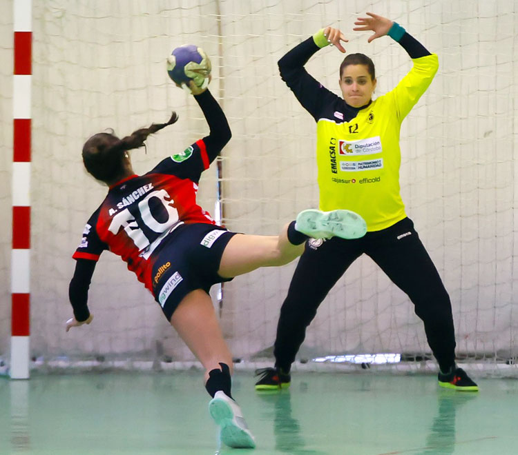Alba Sánchez ejecutando un siete metros ante la portera de Adesal Amanda Valero. Foto: Fran Pérez / Balonmano Adesal