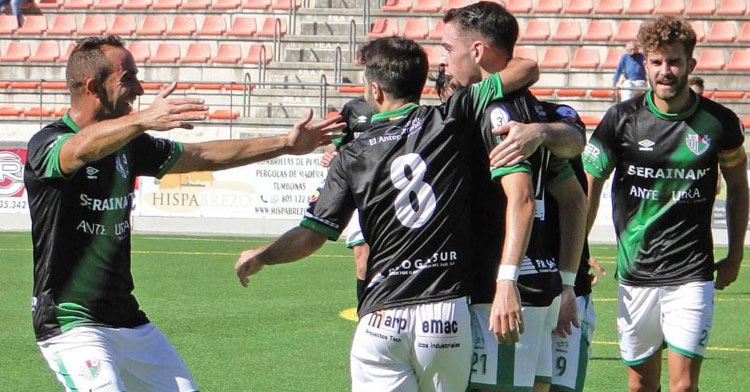 Alberto Aguilar, a la izquierda, en la celebración de un tanto con el Antequera