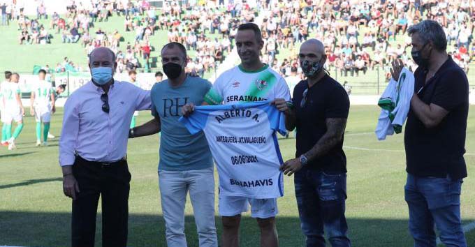 Alberto Aguilar homenajeado por el Málaga en su retirada con el Antequera antes de conseguir el ascenso a Segunda RFEF.