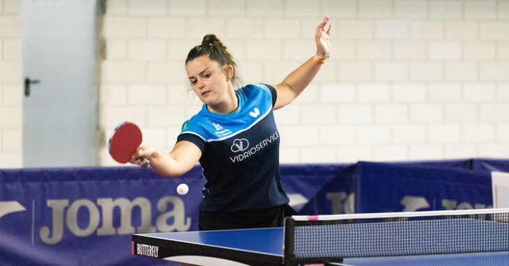 Ana García tratando de devolver la bola. Foto: Álvaro Díaz / RFETM