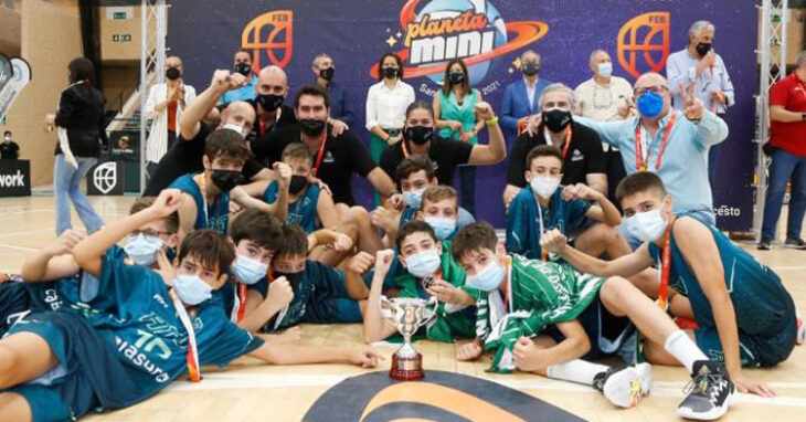 Los chicos de Paco Zafra posando con sus trofeos tras la final. Foto: FAB