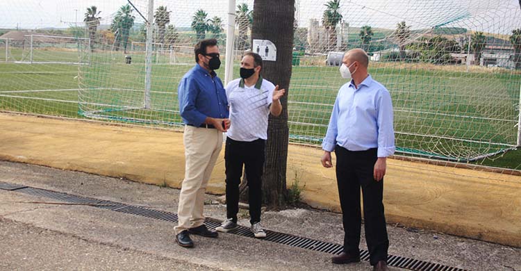 El director general de Tremón, Andrés Gilabert, junto a un empleado del Córdoba CF el día del lanzamiento de la Ciudad Deportiva.