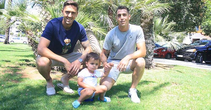 Antonio Raíllo junto a su hermano Manolo, delantero del Alcoyano, y su hijo Thiago, el futuro de la saga.