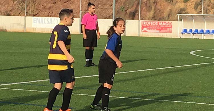 El joven Rafael Algarra dirigiendo un partido en la Asomadilla.