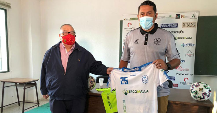 Ariel Montenegro junto al vicepresidente del club, Agustín Lozano. Foto: Hoy al día