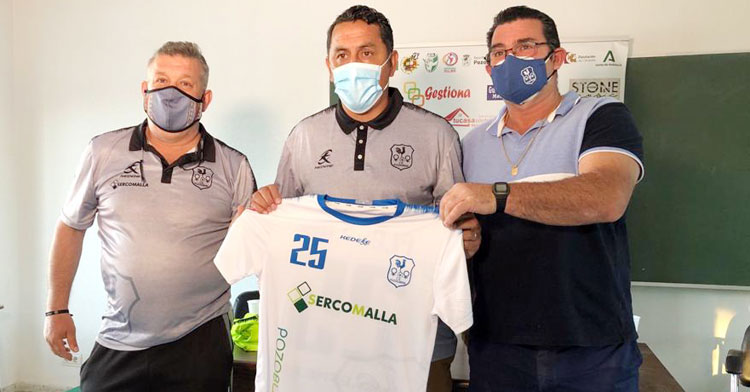 Ariel Montenegro posando con varios directivos del club. Foto: Hoy al día