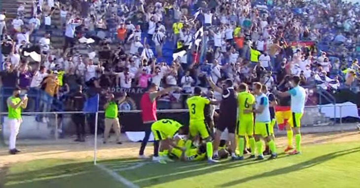 Los jugadores del Ceuta celebrando el gol del ascenso con su hinchada. Imagen: RTVCE