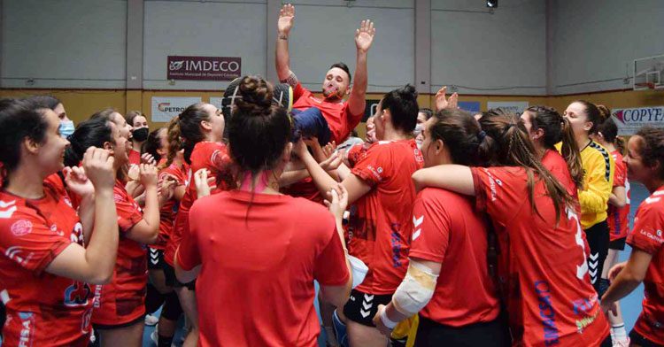 Mario Ortiz vuela por los aires manteado por su equipo. Foto: Laclasi.es